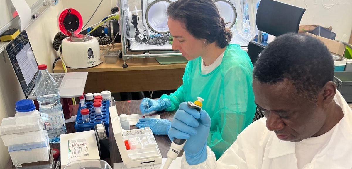 Das Team des mobilen Schnelllabors testet bei der Agence Régionale de Santé Mayotte, Frankreich, Wasserqualitätsparameter für sicheres Trinken.