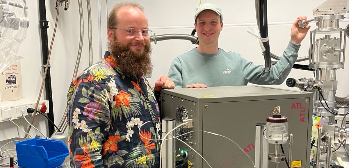 Von links nach rechts: Dr. Carsten Müller, Erstautor der Studie und sein Kollege Deniz Meyer an der Matrixisolationsanlage Von links nach rechts: Dr. Carsten Müller, Erstautor der Studie und sein Kollege Deniz Meyer an der Matrixisolationsanlage in der die Experimente für das Paper durchgeführt wurden.