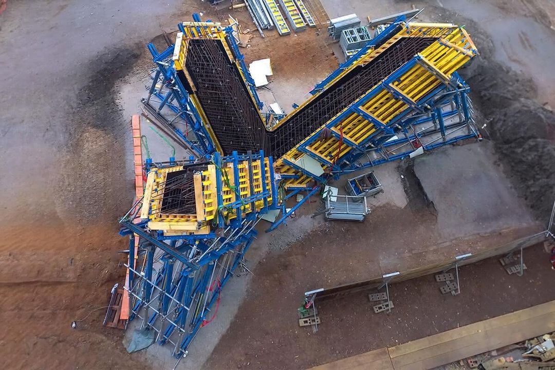 Stützen Eine der dreiarmigen Stützen auf der Baustelle in der Ansicht von oben