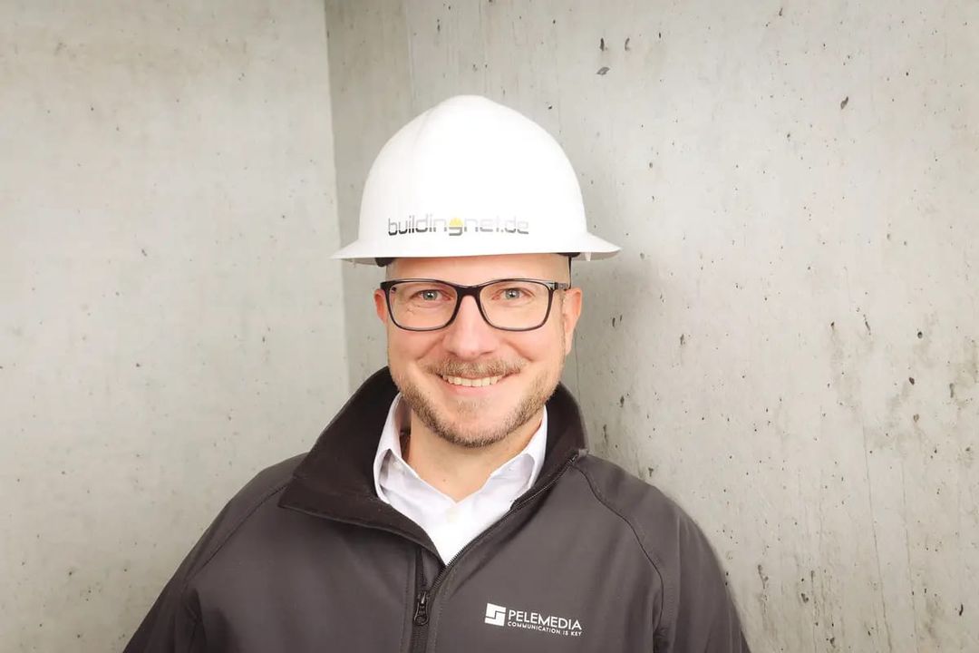 Baugewerbe Chefredakteur Kai Ingmar Link Baugewerbe Chefredakteur Kai Ingmar Link lächelt in die Kamera