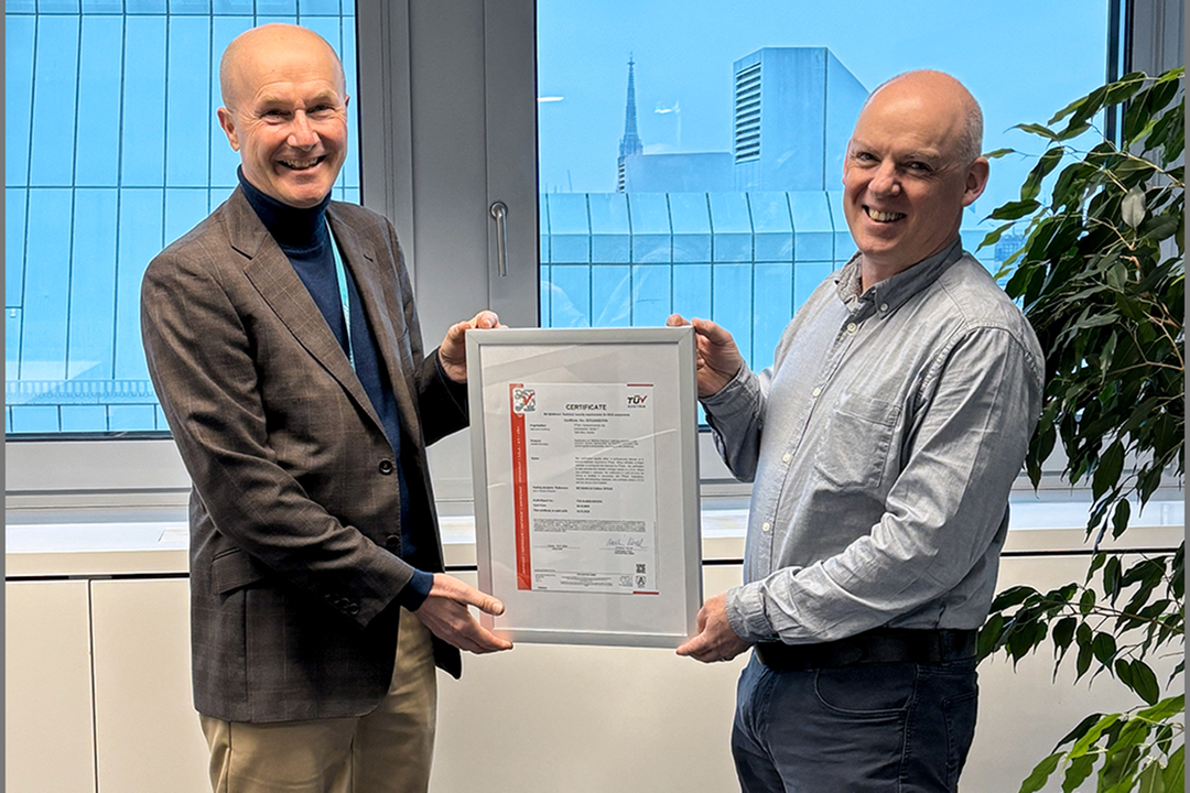 Übergabe des IEC 62443-4-2 Zertifikats durch Alexander Zeppelzauer, Sales Director TÜV TRUST IT (links) an Erwan Sudrat, Director Product Development, TTTech Industrial (rechts) Übergabe des IEC 62443-4-2 Zertifikats durch Alexander Zeppelzauer, Sales Director TÜV TRUST IT (links) an Erwan Sudrat, Director Product Development, TTTech Industrial (rechts)