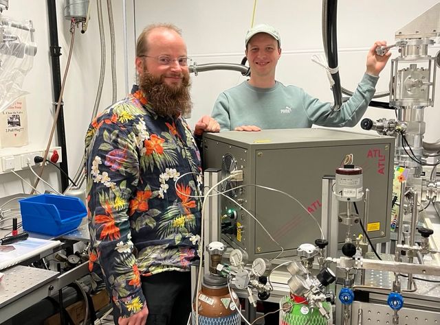 Von links nach rechts: Dr. Carsten Müller, Erstautor der Studie und sein Kollege Deniz Meyer an der Matrixisolationsanlage Von links nach rechts: Dr. Carsten Müller, Erstautor der Studie und sein Kollege Deniz Meyer an der Matrixisolationsanlage in der die Experimente für das Paper durchgeführt wurden.