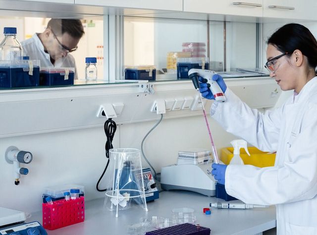 Labormitarbeitende von Avocet Biosciences in einem Labor der Life Science Factory am Standort Göttingen. Für die Forschungsarbeiten nutzt Avocet Biosciences ein Labor der Life Science Factory am Standort Göttingen.