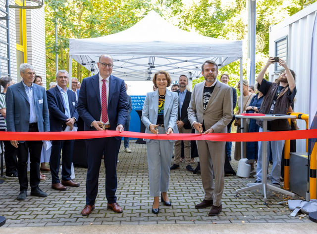 AgraSim in Jülich eingeweiht: Forschungsplattform simuliert Klimaeffekte auf Landwirtschaft Mit dem symbolischen Durchtrennen des roten Bandes weihten der Parlamentarische Staatssekretär im Bundesministerium für Forschung, Technologie und Raumfahrt, Matthias Hauer MdB, die Vorstandsvorsitzende des Forschungszentrums Jülich, Prof. Astrid Lambrecht, sowie Vorstandsmitglied Prof. Peter Jansens, zuständig für den wissenschaftlichen Geschäftsbereich Bioökonomie, die Forschungsplattform AgraSim offiziell ein.