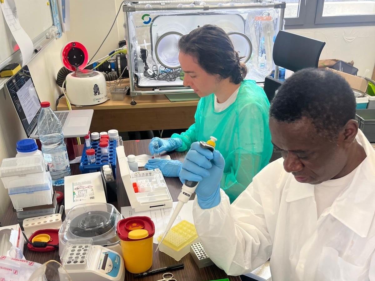 Das Team des mobilen Schnelllabors testet bei der Agence Régionale de Santé Mayotte, Frankreich, Wasserqualitätsparameter für sicheres Trinken.