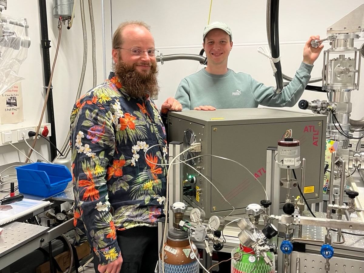 Von links nach rechts: Dr. Carsten Müller, Erstautor der Studie und sein Kollege Deniz Meyer an der Matrixisolationsanlage Von links nach rechts: Dr. Carsten Müller, Erstautor der Studie und sein Kollege Deniz Meyer an der Matrixisolationsanlage in der die Experimente für das Paper durchgeführt wurden.