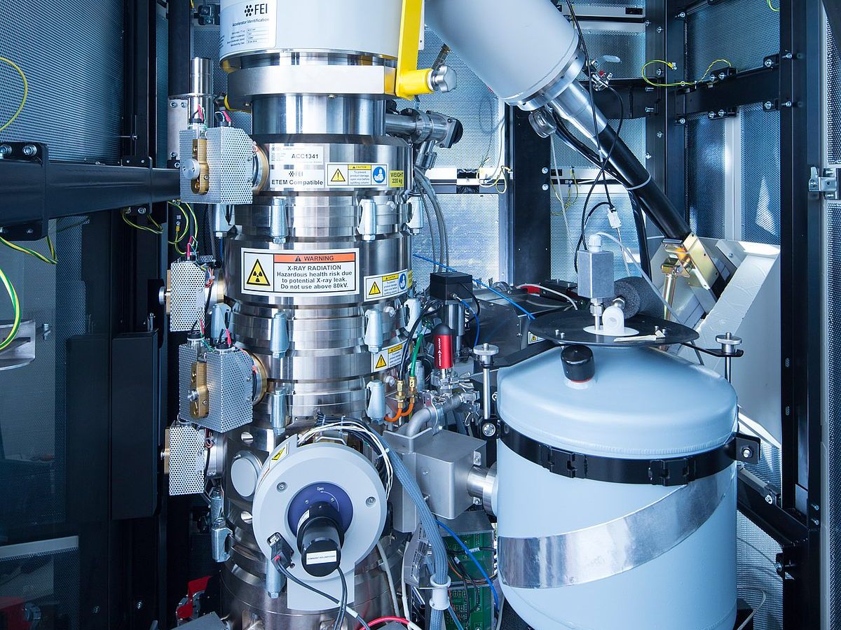 Materialwissenschaften: Internationales Symposium zur Elektronenmikroskopie SALVE-Mikroskop (Ausschnitt)
