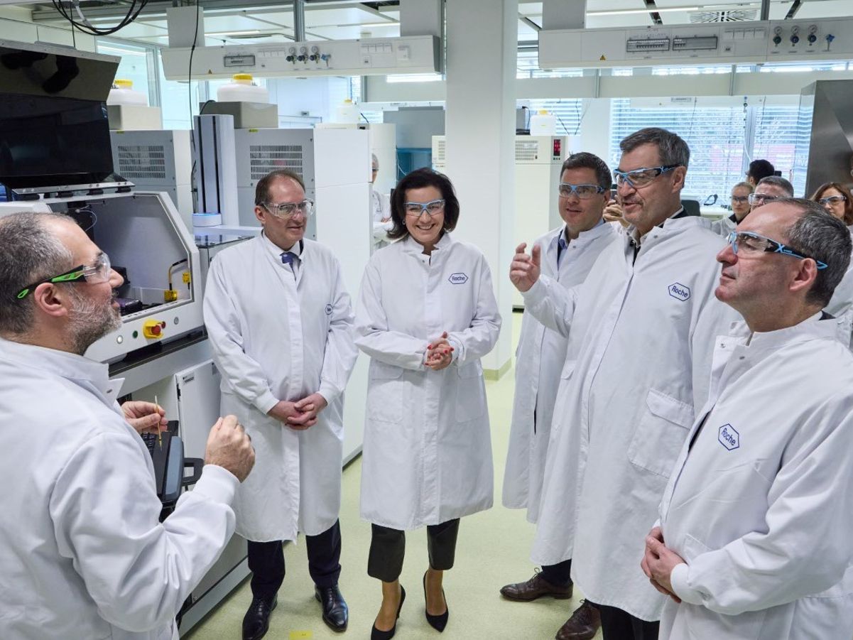Für die Entwicklung von Diagnostika: Roche eröffnet Hightech-Innovationszentrum in Penzberg Beim Laborrundgang