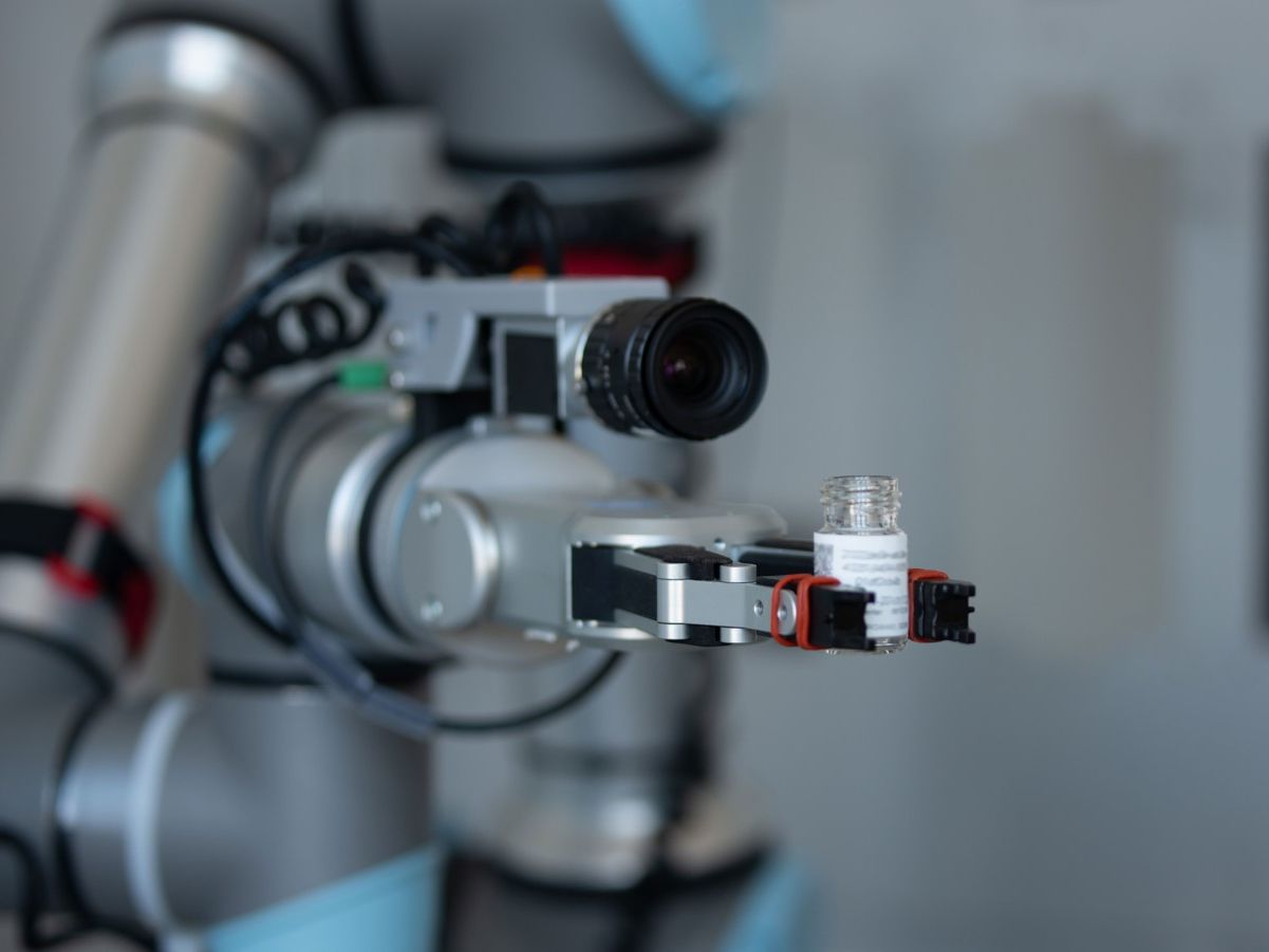 Laborautomationsplattform: Standardprozesse automatisieren Handling eines Probenbehälters mit Roboterarm