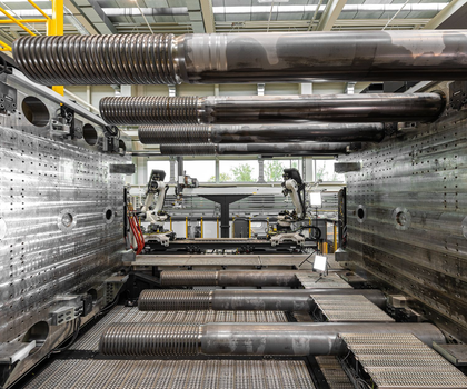 ENGEL baut die größte Spritzgießmaschine der Welt - Bauteile im XXL-Format duo 12000 US - momentan die größte Spritzgießmaschine der Welt