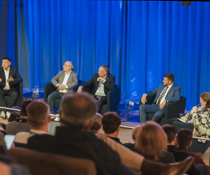 Auf dem Podium des dritten WAAMathon diskutierten Gregor Reischle (Qualified AM), Stephan Braun (KSB) Carl Hauser (ASTM International/Wohlers Associates) und René Liers (Siemens Energy). Stefanie Brickwede (Mobility Goes Additive/Deutsche Bahn) moderierte zur Frage: „Standardization and Certification: What Else is Needed for Scaling Up?“ (von  links