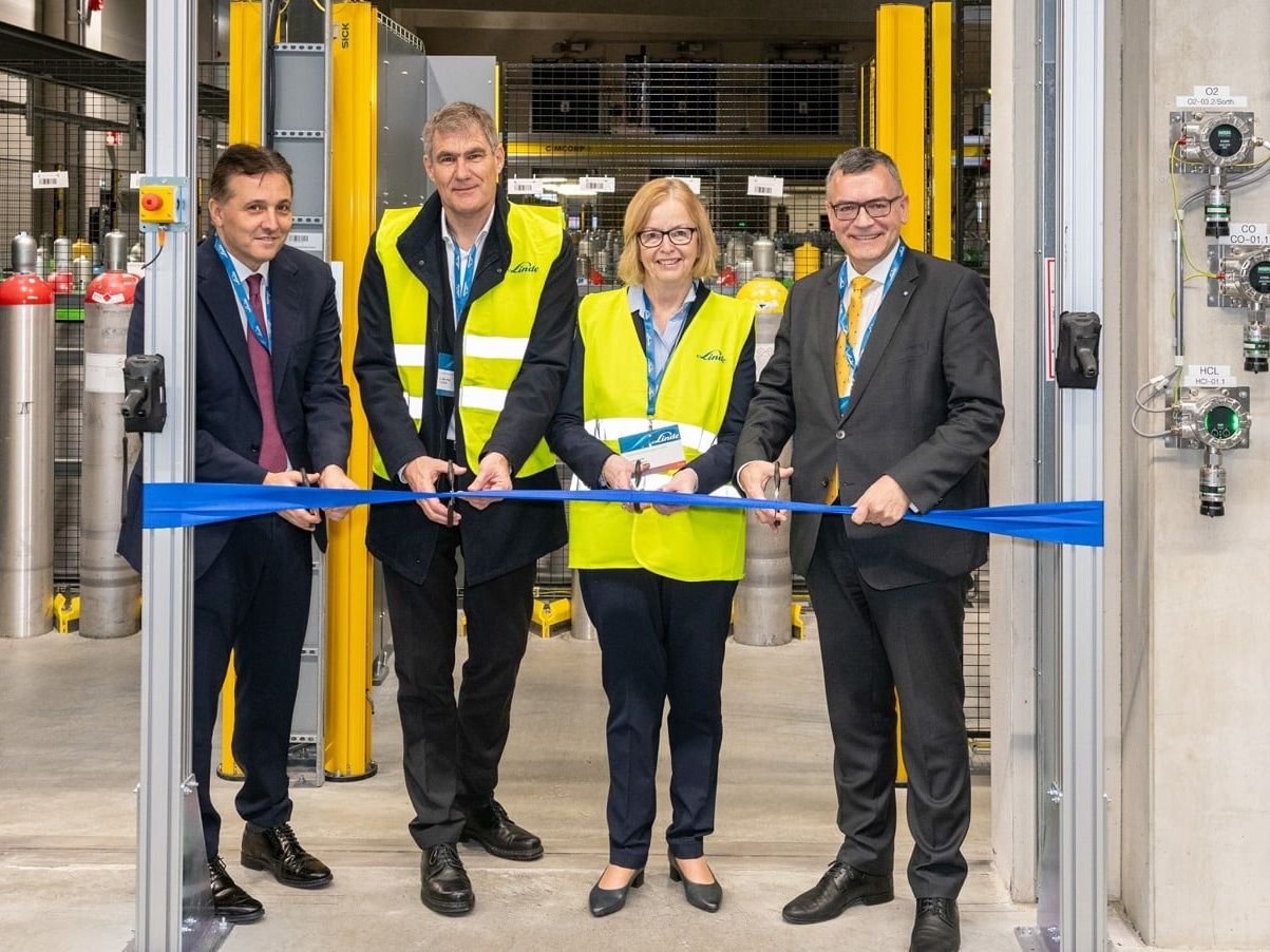 Linde hat Werk in Unterschleißheim umgerüstet: Automatisiertes Spezialgasewerk eröffnet Linde hat Werk in Unterschleißheim umgerüstet: Automatisiertes Spezialgasewerk eröffnet