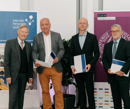 Auszeichnung mit einem Innovations-Transfer-Preis der Prof. Dr. Werner-Petersen-Stiftung. Prof. Schreiber (zweiter von links), Dr. Wätzig (dritter von links).