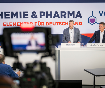 Im Bild von links:  Dr. Markus Steilemann, Präsident des Verbands der Chemischen Industrie (VCI) und CEO der Covestro AG; Dr. Wolfgang Große Entrup, Hauptgeschäftsführer des Verbands der