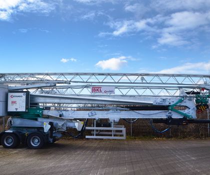 Premiere auf der OstBau: BKL präsentiert 30-Meter-Schnellmontagekran CM 301