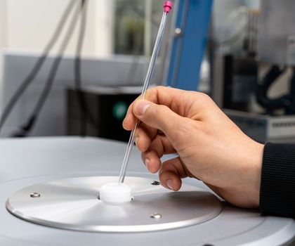 Das Glasröhrchen mit der Probe wird in ein NMR-Spektrometer eingeführt.