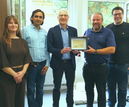 Neue Bakteriengattung Brakhagea beschrieben Zu Besuch im Jogler Lab: Der Namensgeber erhält von Joglers Team eine persönlich gestaltete Urkunde. Zu sehen sind (v. l.) Madeleine Kündgen, Dr. Gaurav Kumar, Prof. Axel Brakhage, Prof. Christian Jogler und Dr. Nicolai Kallscheuer.