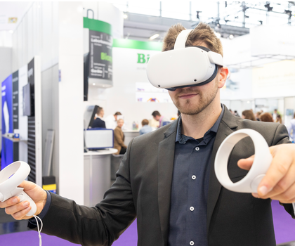 Besucher der Analytica in München mit VR-Brille. Symbolbild für Innovation in der Analytik
