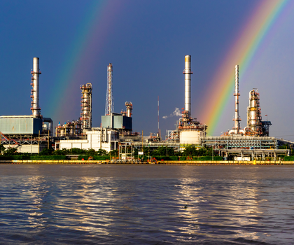 Transformation in der deutschen Industrie: Innovationsstau liegt liegt laut Studie oft in den Unternehmen Industriestandort mit Regenbogen am Himmel