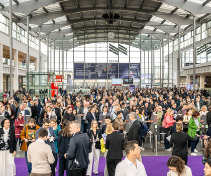 Analytica 2026: 1.135 Aussteller, 40 Länder, rund 35.000 Besucher aus 115 Nationen. Die Analytica 2026 verzeichnete einen Anstieg bei Ausstellern und Besuchern. Das BIld zeigt Besucher im Eingangsbereich der Messe.