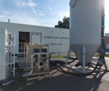 Modulare Ultrafiltrations- und Umkehrosmoseanlagen sichern Prozesskontinuität, ermöglichen Abwasserwiederverwendung und senken den Frischwasserbedarf. Die Fallstudie zeigt den Einsatz in einer Raffinerie in einer wasserarmen Region.