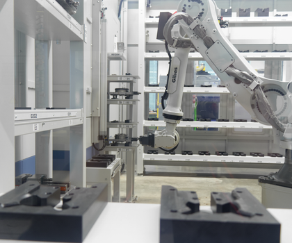 Herzstück der Automation ist eine Roboterzelle mit einem Fanuc-Roboter, der unterschiedliche Bauteilgrößen problemlos handeln kann– von kleinen Elektroden bis hin zu großen Formplatten.