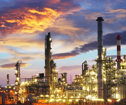 Industrielandschaft mit Unwetter am Himmel