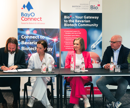 Von links: Dr. Philipp Baaske, Vizepräsident für Entrepreneurship der Ludwig-Maximilians-Universität München, Natascha Zeljko, Director Entrepreneurship Ecosystem der Ludwig-Maximilians-Universität München, Ellen Goel, Geschäftsführerin der Life Science Factory, und Dr. Sven Wagner, Head of Business Development Sartorius und Managing Director der Life Science Factory, beim Pressegespräch „Cooperation Creates Impact – EU Biotech Act in Practice“ im Rahmen der BayOConnect in München.