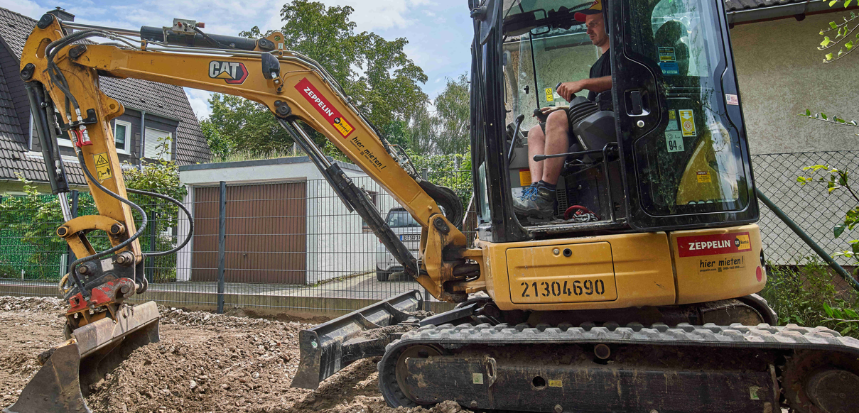 Zeppelin Rental unterstützt Berliner Gartenbauprojekt - Effiziente Lösungen für den GaLaBau Ein Cat-Minibagger von Zeppelin Rental im Einsatz in Berlin