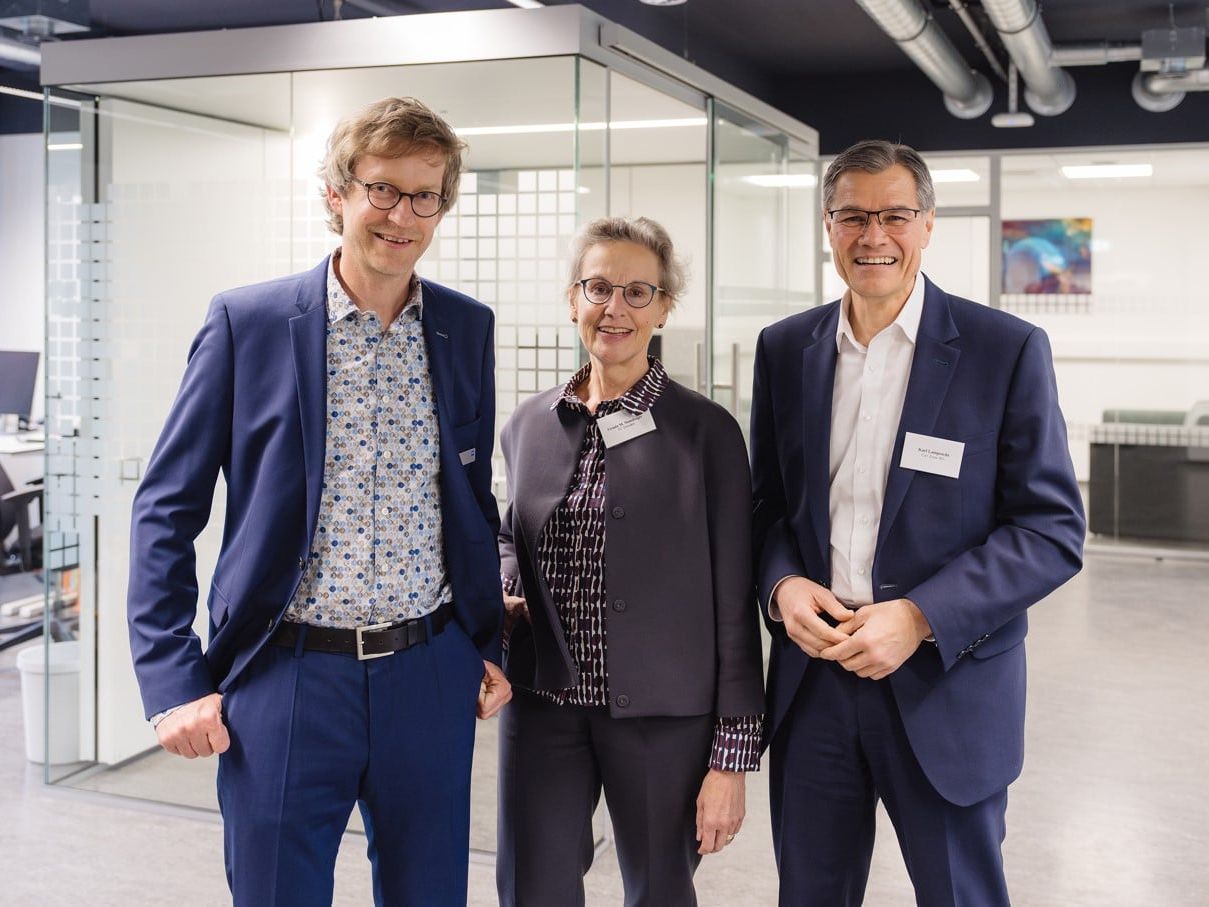 Zeiss vergrößert Innovation Hub in Dresden Dr. Kai Wicker, Leiter des ZEISS Innovation Hub Dresden, Prof. Dr. Ursula M. Foto Staudinger, Rektorin der Technischen Universität Dresden, und Dr. Karl Lamprecht, Vorstandsvorsitzender der Carl Zeiss AG, (v.l.)