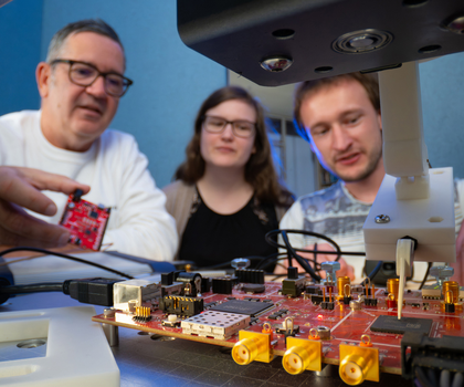 Für die Seitenkalanalyse lässt sich auch eine elektromagnetischen Sonde und ein ChipWhisperer-Board einsetzen wie Prof. Campos seinen Studierenden demonstriert.