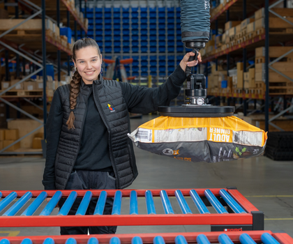 Mitarbeiterin nutzt quickLIFT von Timmer für Pick-and-Place-Handling.