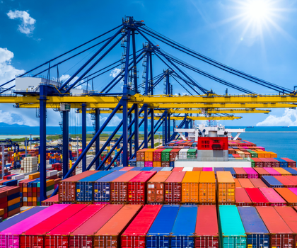 Deutsche Exporte: Stimmung verbessert sich, Aufwärtstrend bleibt aus Containerschiff entlädt im Tiefseehafen - globaler Geschäftslogistik-, Import- und Export-, Fracht- und Transportverkehr überseeweit mit Containerschiff offen