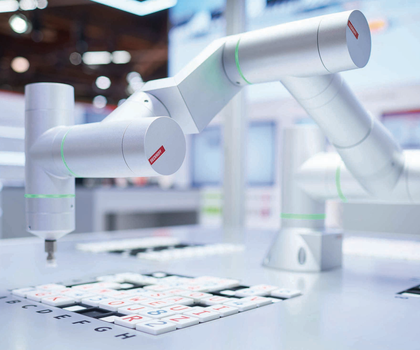Mit natürlicher Sprache zum nächsten Level der Automatisierung - Beckhoff auf der Hannover Messe Roboterarm legt Buchstaben: Beckhoff Hannover Messe 2026