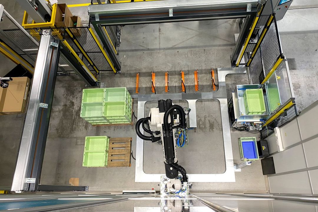 Nominiert als materialfluss Projekt des Jahres 2026: Hörmann Intralogistics: AutoStore-System für Siemens Rastatt mit KLT-Pickroboterzelle Nominiert als materialfluss Projekt des Jahres 2026: Hörmann Intralogistics: AutoStore-System für Siemens Rastatt mit KLT-Pickroboterzelle