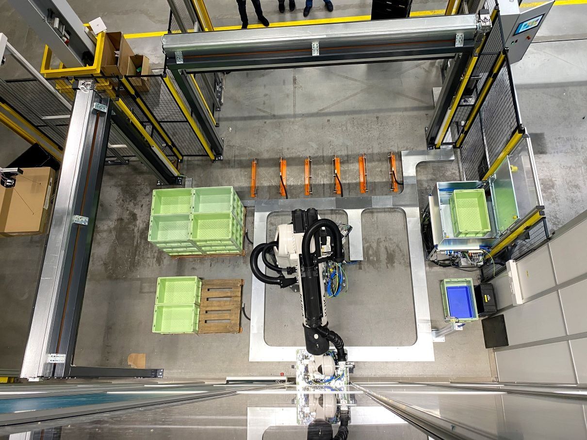 Nominiert als materialfluss Projekt des Jahres 2026: Hörmann Intralogistics: AutoStore-System für Siemens Rastatt mit KLT-Pickroboterzelle