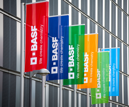 BASF Firmenlogo auf Flaggen am Betriebsgebäude