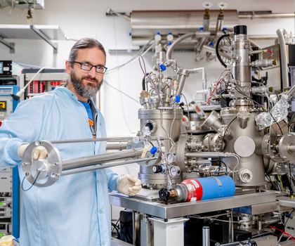 Teilchenbeschleuniger im Miniaturformat Arne Ludwig an der Molekularstrahlepitaxie-Anlage der Ruhr-Universität Bochum