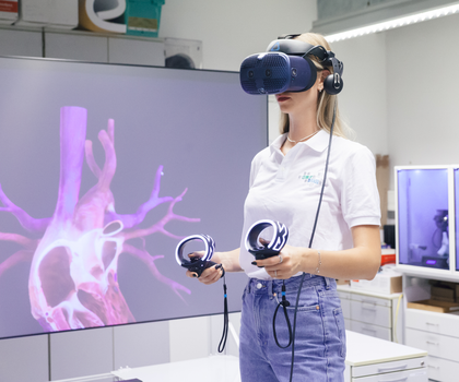Studentin mit einer VR-Brille. Sie lernt anatomische Strukturen in der virtuellen Realität.