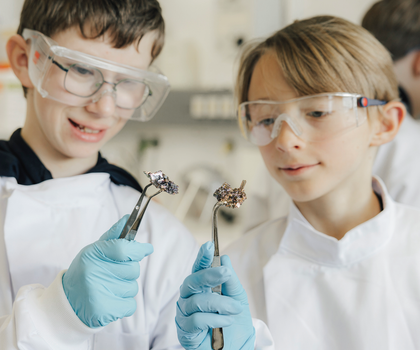 MINT-Projektwoche „Kristalle“: Montessori-Schüler forschen im Labor am Fraunhofer IISB MINT-Projektwoche „Kristalle“: Montessori-Schüler forschen im Labor am Fraunhofer IISB