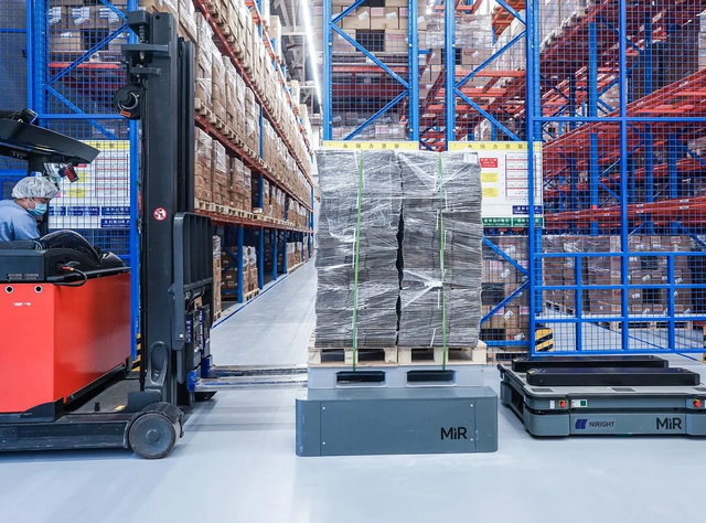 Künstliche Intelligenz: Mit KI-gestützten Robotern gegen den Arbeitskräftemangel in der Logistik Künstliche Intelligenz: Mit KI-gestützten Robotern gegen den Arbeitskräftemangel in der Logistik