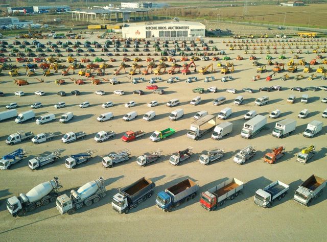 Der Fuhrpark von Ritchie Bros in der Luftaufnahme