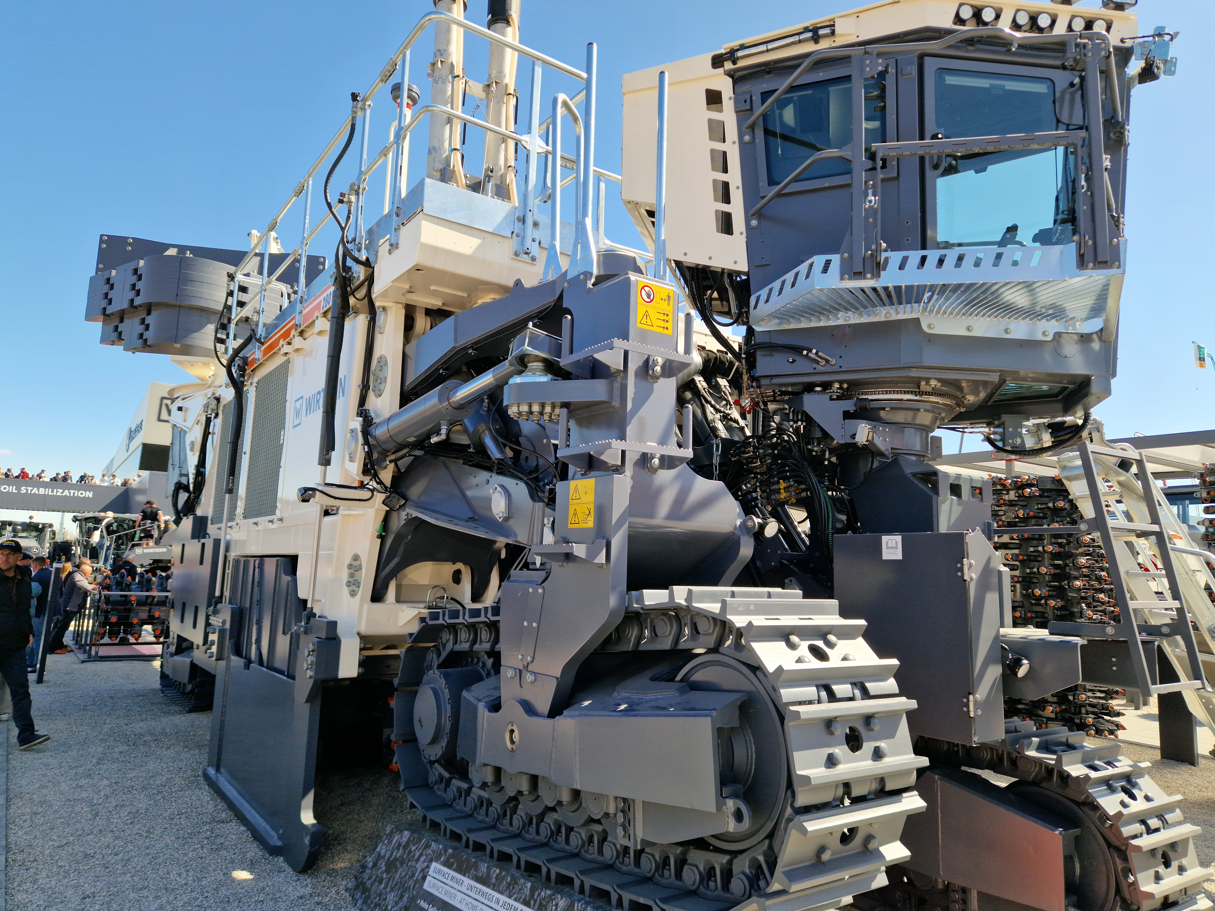Eine große Baumaschine von Wirtgen mit komfortabler Kabine und massiven Raupen