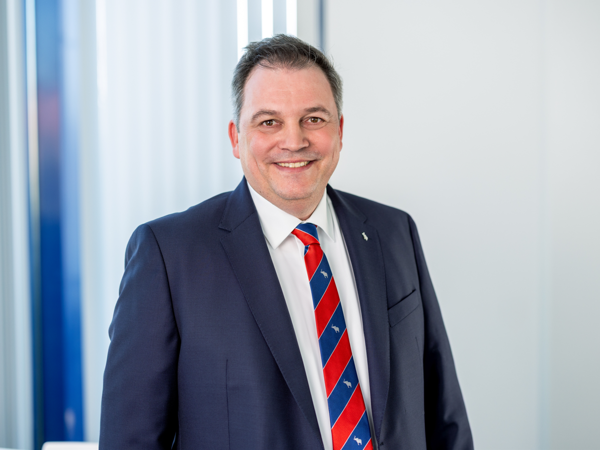 Ralph Kleideiter ist neuer Vertriebsvorstand bei Schmitz Cargobull und lächelt in die Kamera