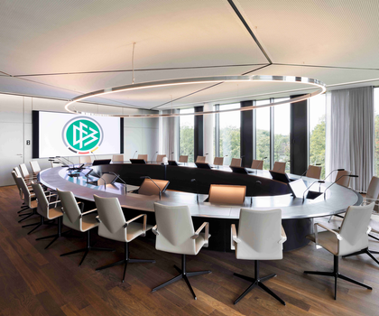 Knauf - präzise Planung und Ausführung beim DFB-Campus in Frankfurt Ein Besrprechungsraum des DFB dessen Decke mit Baustoffen von Knauf gestaltet wurde
