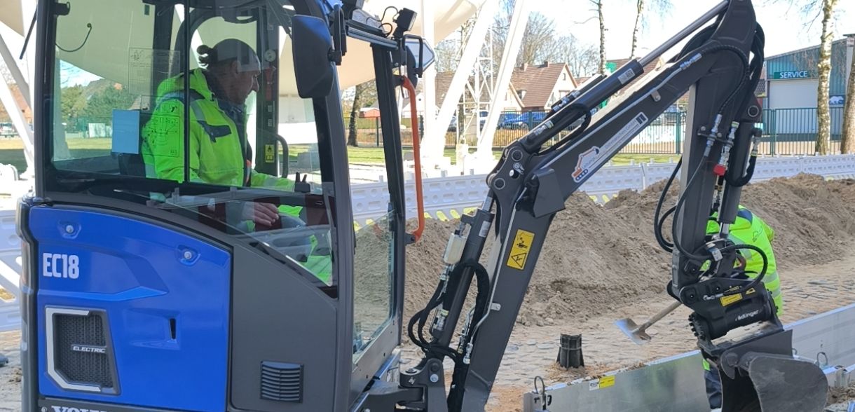 Die Leitungstiefbau Dithmarschen GmbH ist mit Schwerpunkt im innerstädtischen Leitungsbau tätig. Hier kann der EC18 Electric sein volles Leistungsvermögen zeigen.