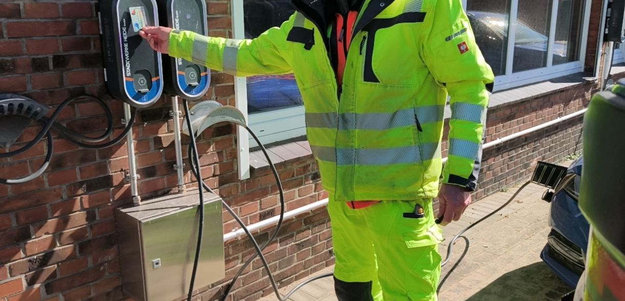 Sollte der Akku doch während des Arbeitstages zu wenig Ladung haben, dann kann dank des Typ 2 Steckers an jeder normalen Ladestation nachgeladen werden.