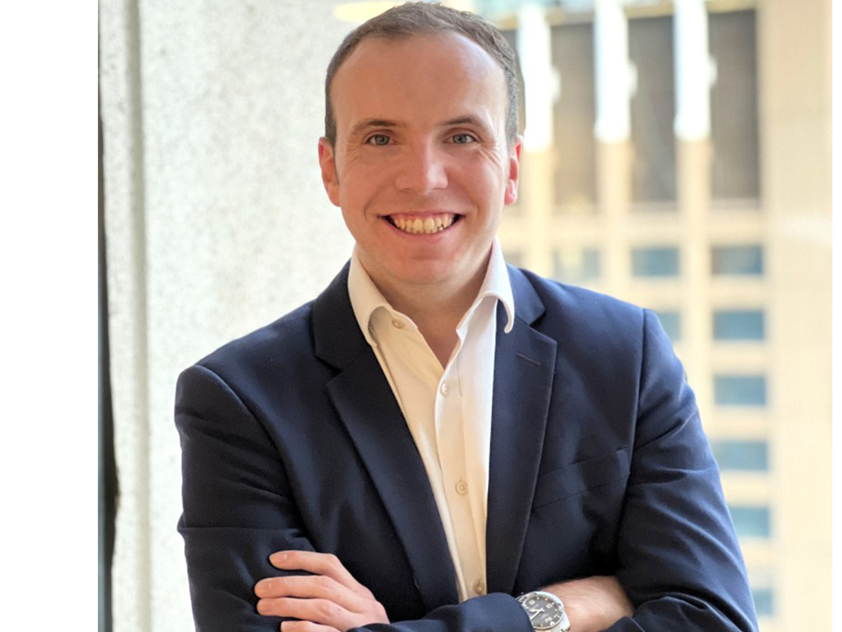 Aaron Lucid, Betonexperte und Partnerschafts- und Channel Manager bei Vemaventuri lächelt in die