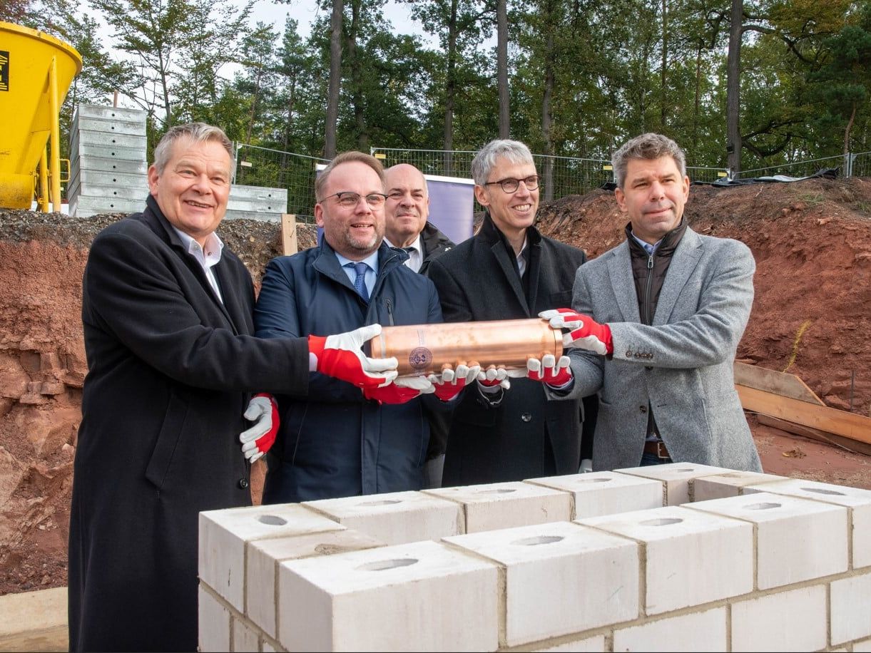 Grundsteinlegung Foto von der Grundsteinlegung (5 Personen mit der Zeitkapsel)