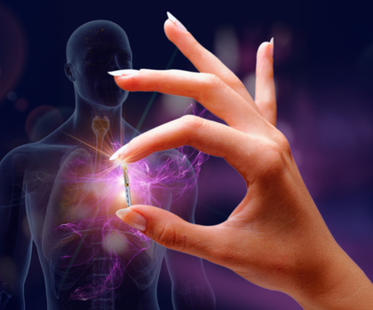Krebsforschung: Strahlentherapie soll direkt im Körper wirken und gesundes Gewebe schonen Symbolbild Hand hält Elektronenbeschleuniger: Dadurch soll Strahlentherapie direkt im Körper wirken und gesundes Gewebe schonen